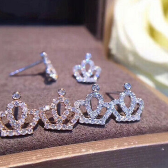 - New 18k gold plated crown 👑 stud earrings - Picture 2 of 2